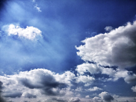 Deutschland, Nordrhein-Westfalen, Minden, Wolkenlandschaft - HOHF000921