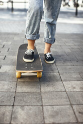 Junge Skateboarderin auf ihrem Skateboard, Teilansicht - EBSF000287