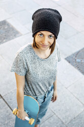 Porträt einer lächelnden jungen Skateboarderin, Ansicht von oben - EBSF000292