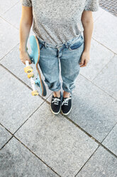 Junge Skateboarderin mit ihrem Skateboard, Teilansicht - EBSF000293