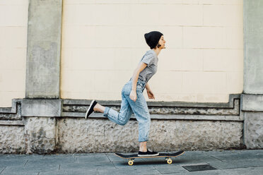 Junge Skateboarderin fährt mit ihrem Skateboard - EBSF000299