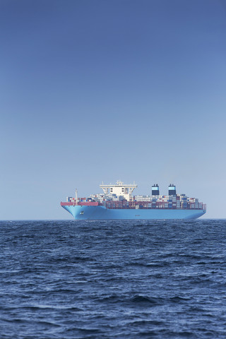 Spanien, Andalusien, Tarifa, Containerschiff, lizenzfreies Stockfoto