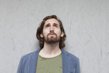 Portrait of thoughtful young man looking up - RBF001707