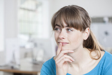 Porträt einer nachdenklichen jungen Frau in einem kreativen Büro - RBF001729