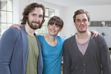 Gruppenbild von drei Kollegen in einem kreativen Büro - RBF001744