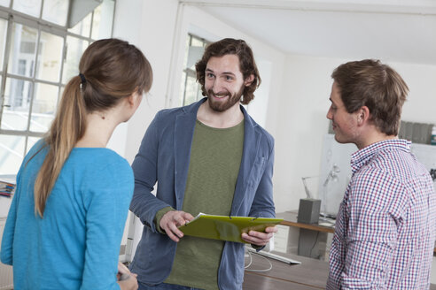 Three colleagues in an office discussing something - RBF001748