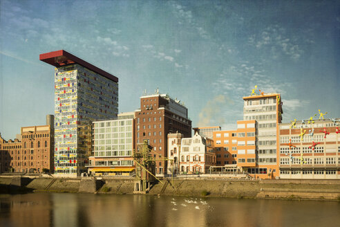 Deutschland, Duesseldorf, Blick auf den Medienhafen - DWIF000141