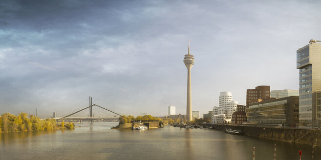 Deutschland, Duesseldorf, Blick auf den Medienhafen - DWIF000142