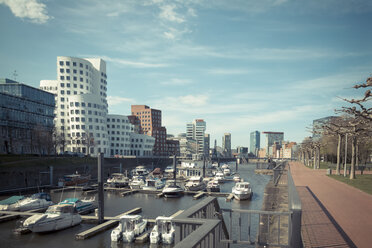 Deutschland, Duesseldorf, Blick auf den Medienhafen - DWIF000150