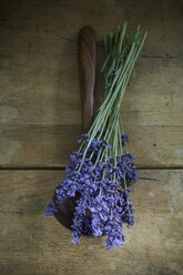 Frische Lavendelblüten, Lavendula angustifolia, auf Holzlöffel und Holz - ASF005451