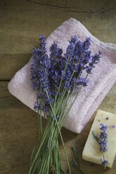 Frische Lavendelblüten, Lavendula angustifolia, auf Handtuch und Lavendelseife - ASF005452