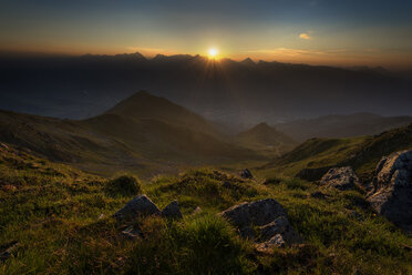 Österreich, Tirol, Bezirk Schwaz, Blick vom Kellerjoch nach Schwaz bei Sonnenuntergang - MKFF000056