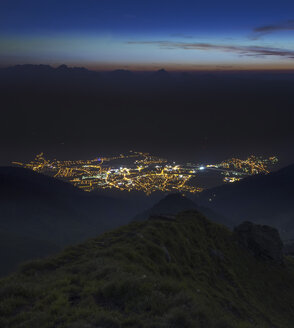 Österreich, Tirol, Bezirk Schwaz, Blick vom Kellerjoch auf Schwaz bei Nacht - MKFF000053