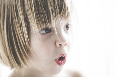 Porträt eines staunenden kleinen Mädchens - LVF001748