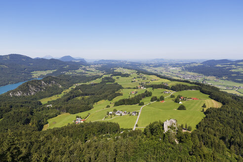 Österreich, Bundesland Salzburg, Salzkammergut, Blick auf den Fuschlsee links, Schloss Wartenfels, Thalgau rechts - SIEF005725