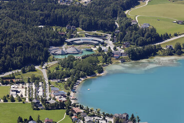 Österreich, Bundesland Salzburg, Salzkammergut, Fuschl am See, Blick auf Seebad und Red-Bull-Hauptquartier am Fuschlsee - SIEF005732