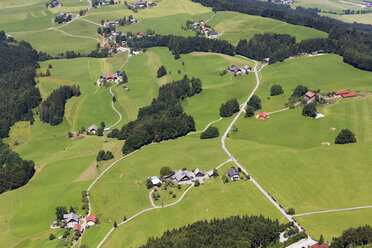 Österreich, Land Salzburg, Salzkammergut, Thalgau, Blick auf die Streusiedlung Egg - SIEF005734