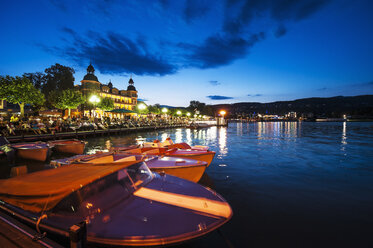 Österreich, Kärnten, Velden, Wörthersee, Schlosshotel Velden und Promenade am Abend - HH004830