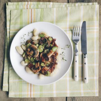 Fava-Bohnen und Champignons auf Gnocchi - HAWF000424