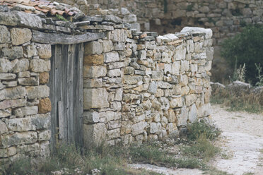 Spain, Soria Province, Rello, old wooden door in a natutral stone wall - JPF000005