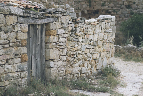 Spanien, Provinz Soria, Rello, alte Holztür in einer neutralen Steinmauer - JPF000005