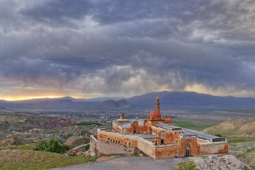 Turkey, Eastern Anatolia, Anatolia, Agri province, Dogubeyazit, Ishak Pasha Palace at sunset - SIE005736