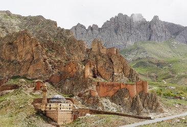 Turkey, Eastern Anatolia, Anatolia, Agri province, Dogubeyazit, Mosque and city wall at Ishak Pasha Palace - SIEF005741