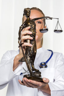 Doktor hält Lady Justice-Figur - EJWF000452