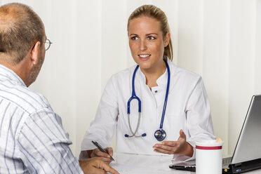 Arzt im Gespräch mit einem Patienten in einer Arztpraxis - EJWF000453