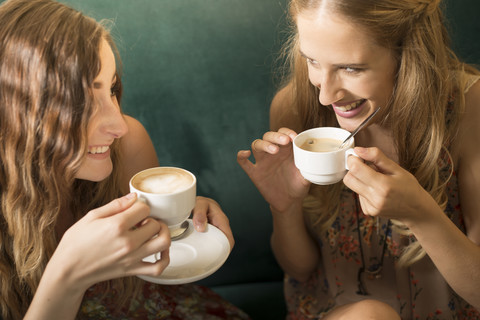 Zwei Freundinnen haben Spaß in einem Café, lizenzfreies Stockfoto