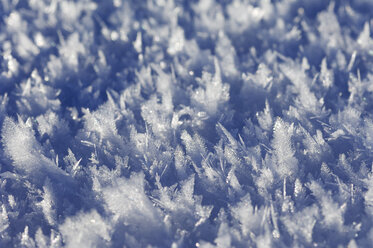 Eiskristalle an der Oberfläche von Schnee, Nahaufnahme - RUEF001274