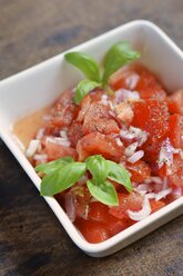 Tomatensalat mit Zwiebeln, garniert mit Basilikumblättern - HAWF000425