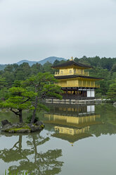 Japan, Kyoto, Kinkaku-ji, Kinkaku, Golden pavillon and pond - HLF000666