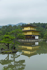 Japan, Kyoto, Kinkaku-ji, Kinkaku, Goldener Pavillon und Teich - HLF000666