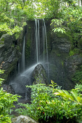 Japan, Kyoto, Kinkaku-ji, Wasserfall im Garten - HLF000668