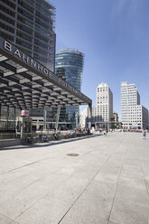 Deutschland, Berlin, Blick auf BahnTower, Beisheim Center und Bahnhof am Potsdamer Platz - WIF000932