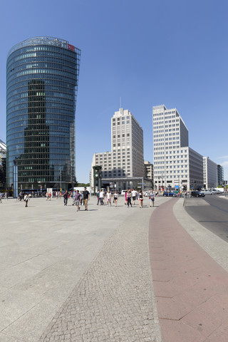 Deutschland, Berlin, Blick auf BahnTower und Beisheim Center am Potsdamer Platz, lizenzfreies Stockfoto