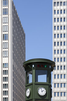Deutschland, Berlin, Blick auf rekonstruierte Ampelanlage und Hochhausfassaden am Potsdamer Platz, Teilansicht - WIF000935