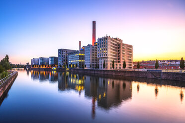 Deutschland, Hessen, Frankfurt, Westhafen am Abend - PUF000009