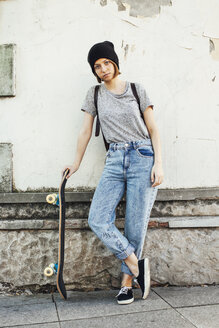 Porträt einer jungen Skateboarderin - EBSF000300