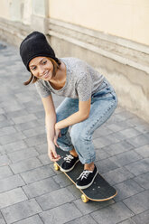 Porträt einer lächelnden jungen Skateboarderin - EBSF000301