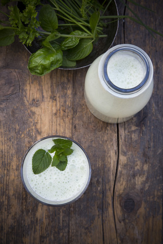 Kräuter-Lassi mit Bio-Joghurt und verschiedenen Kräutern, lizenzfreies Stockfoto