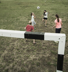 Vier Freundinnen im Teenageralter spielen Fußball, Blick von oben - UUF001561