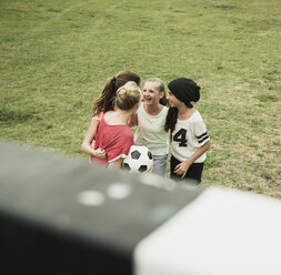 Vier Freundinnen im Teenageralter haben Spaß auf einem Fußballplatz, Blick von oben - UUF001563