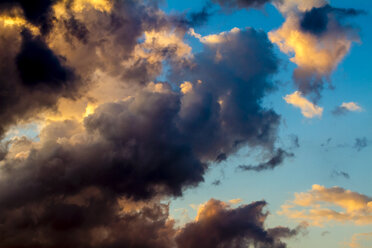 Deutschland, Berlin, Dunkle Wolken am Himmel - BIGF000032