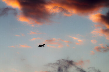 Deutschland, Berlin, Flugzeug am Abend - BIGF000031