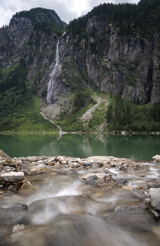 Österreich, Tirol, Zillertal, Stilluptal, Wasserfall beim Stausee Stillup, lizenzfreies Stockfoto
