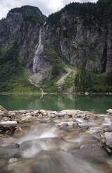 Österreich, Tirol, Zillertal, Stilluptal, Wasserfall beim Stausee Stillup - MKFF000062
