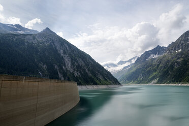 Austria, Tirol, Zillertal, Schlegeis-reservoir in front of Mountains Hochfernerspitze and Hochfeiler - MKFF000064