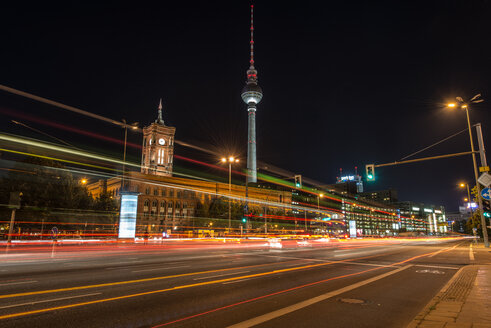 Deutschland, Berlin, Mitte, Berliner Fernsehturm und Rotes Rathaus am Alexanderplatz bei Nacht - MKFF000065